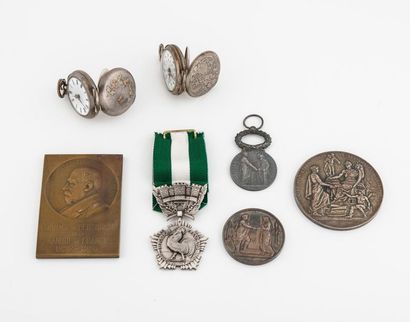 Lot de deux montres de col en argent (min.800)
Poids...
