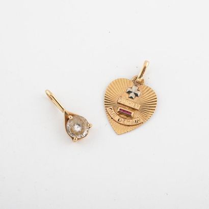 Lot de deux pendentifs en or jaune (750)...