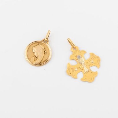 Lot comprenant une médaille et une croix...