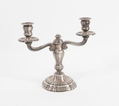 Bout de table à deux bras de lumière en enroulements...