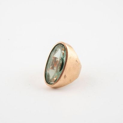 Importante bague en or jaune (750) ornée...