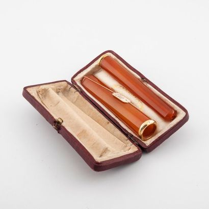 Deux fume-cigarette en ambre ou résine, monture...