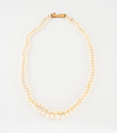 Collier formé de deux rangs de perles de...