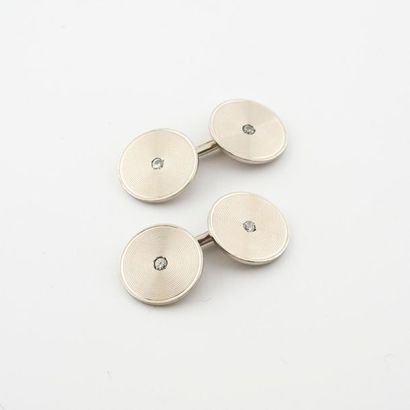 Paire de boutons de manchette en or gris...