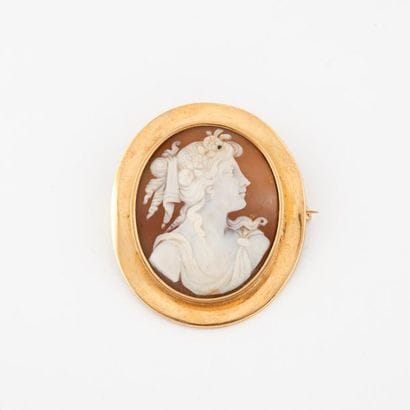 Broche médaillon en or jaune (750) retenant...
