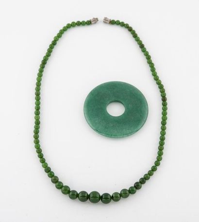 Collier de perles de jade baigné en chute....