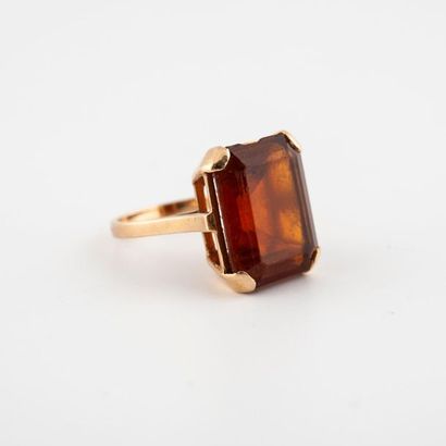 Bague en or jaune (750) ornée d'une pierre...