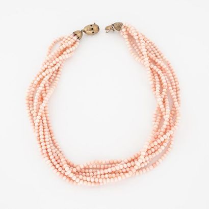 Collier torsadé formé de huit rangs de billes...