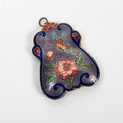 Pendentif en métal argenté en forme de cartouche,...