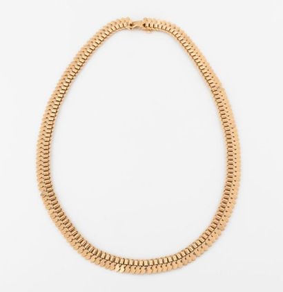 Collier collerette en or jaune (750). 
Fermoir...