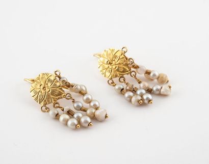 Paire de pendants d'oreilles en or jaune...