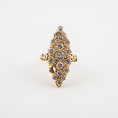 Bague marquise en or jaune (750) pavée de...
