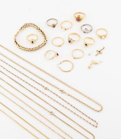 Lot de bijoux fantaisie en métal doré. 
Usures,...