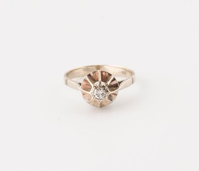 Bague solitaire en or gris (750) ornée d'un...