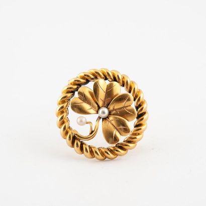 Broche rond en or jaune (750) figurant un...