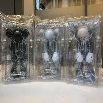 KAWS (1974)
Lot de trois sculptures :
- Small...
