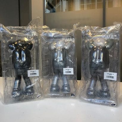 KAWS (1974)
Lot de trois sculptures :
- Small...