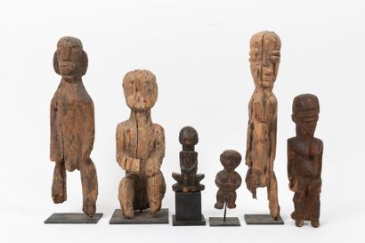 AFRIQUE
Lot of five statuettes on base and...