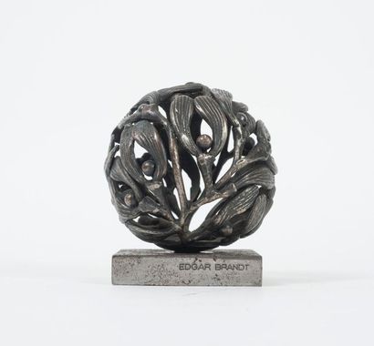 EDGAR BRANDT (1880-1960)
Spherical paper-weight.
In...
