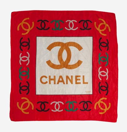 CHANEL
Foulard en soie à décor du sigle de...