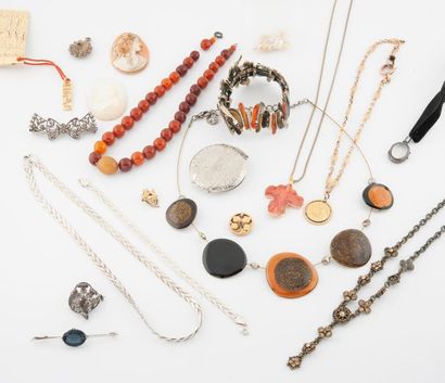 Lot de bijoux de fantaisie divers notamment...