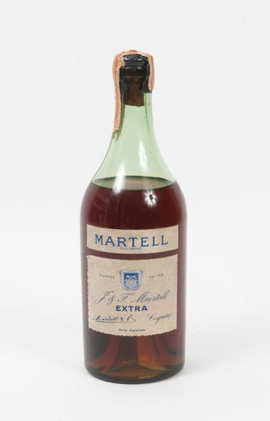 MARTELL
Cognac extra. 
Une bouteille. 
Niveau...