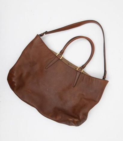 FENDI
Sac à main en cuir marron grainé. 
Deux...