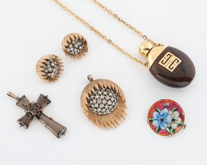 Petit lot de bijoux fantaisie comprenant...