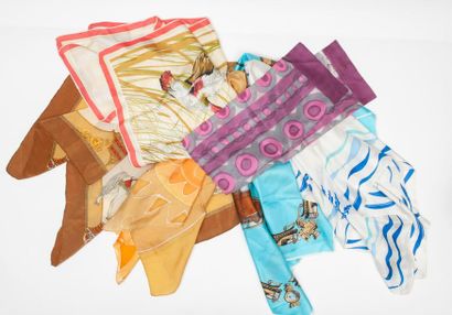 Lot de cinq carrés et un foulard en twill...