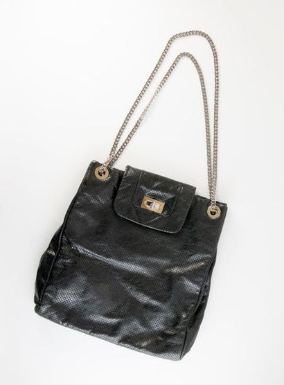 CHANEL
Shopping bag en cuir noir perforé....