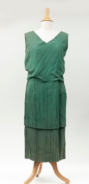 D'après Maggy ROUFF
Robe en soie verte à...
