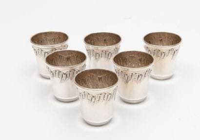 A. CHAPUS
Six gobelets à liqueur en argent...