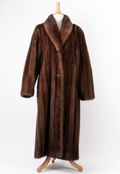 Christian DIOR Boutique
Long manteau de fourrure...