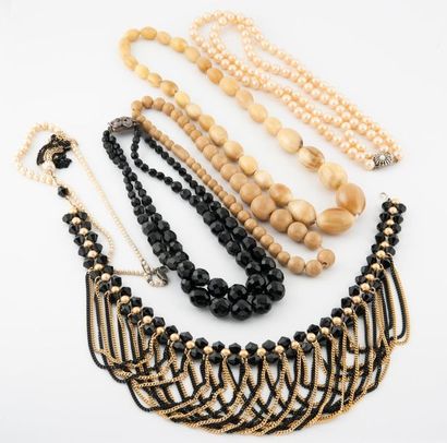 Lot de colliers de fantaisie divers, notamment...