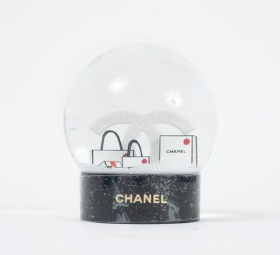 CHANEL
Presse-papier façon boule à neige...