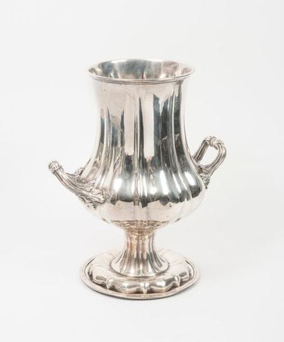 Vase de forme balustre en métal argenté à...
