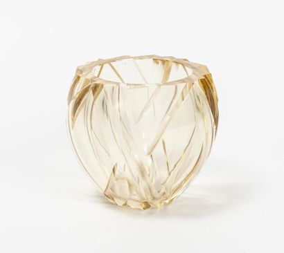 DAUM Nancy
Vase boule.
En cristal doublé...