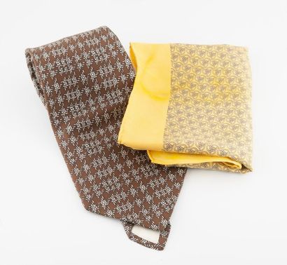 HERMES Paris
- Cravate en soie à motif beige...