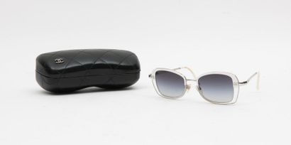 CHANEL
Paire de lunettes de soleil en métal,...