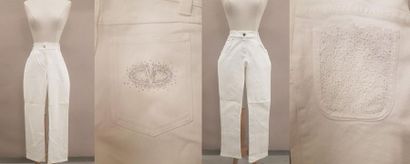 VALENTINO
Lot comprenant : 
- Pantalon droit...