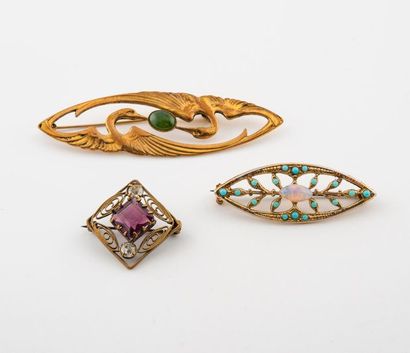 Un lot de bijoux fantaisie comprenant : 
-Broche...