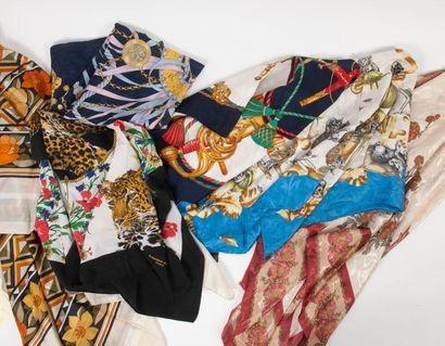 Un lot comprenant : 

-FRANCESCA SMALTO

Foulard...