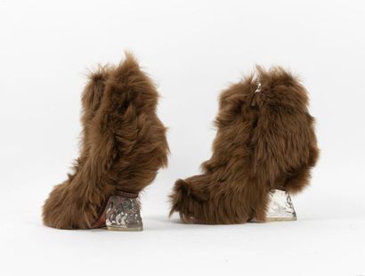 FENDI
Boots en fausse fourrure marron. 
Les...