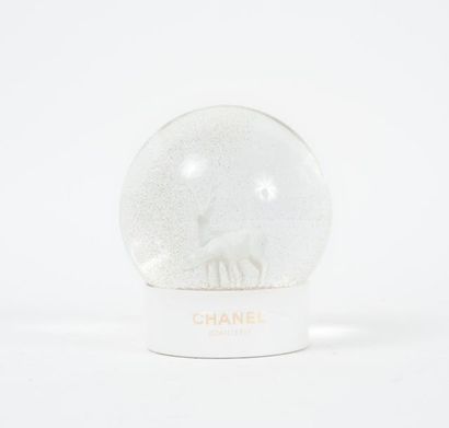 CHANEL
Presse-papier façon boule à neige...