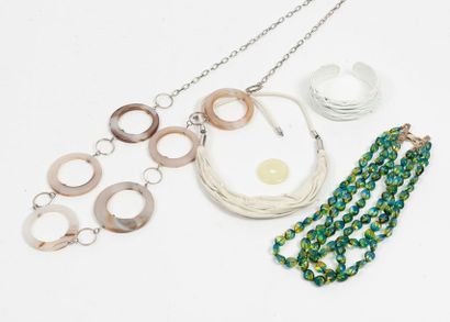 Lot de bijoux fantaisie divers en métal,...