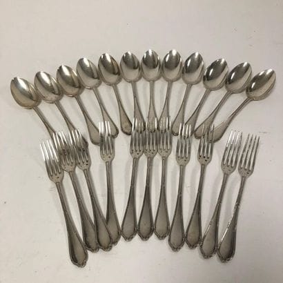Victor BOIVIN
Onze couverts et une cuillère...