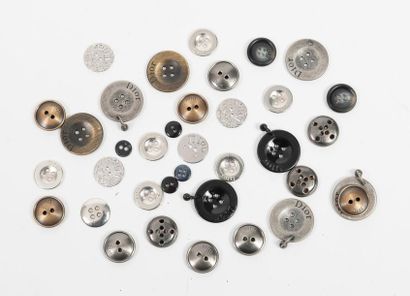 CHRISTIAN DIOR
Lot de boutons divers en métal...
