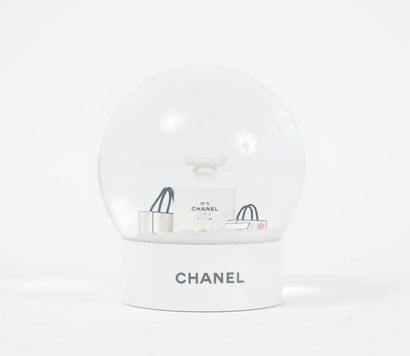 CHANEL
Presse-papier façon boule à neige...