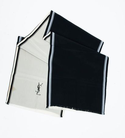 Yves Saint LAURENT
Carré en twill de soie...