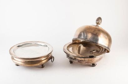 Trois pièces de forme en métal argenté :
-...